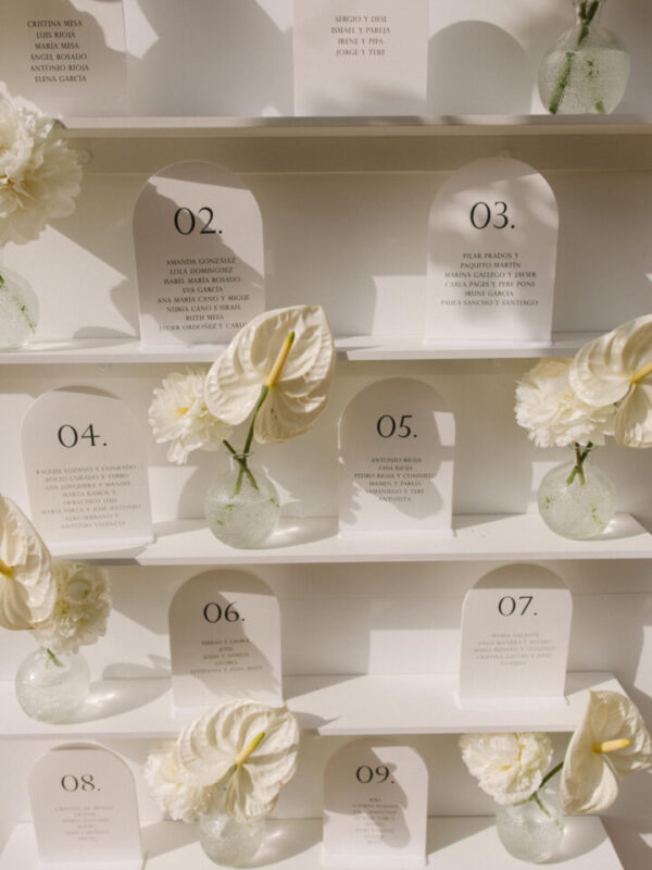 Conjunto de tarjetas de mesa numeradas con diseño minimalista y elegante para seating plan de boda decoradas con peonías blancas