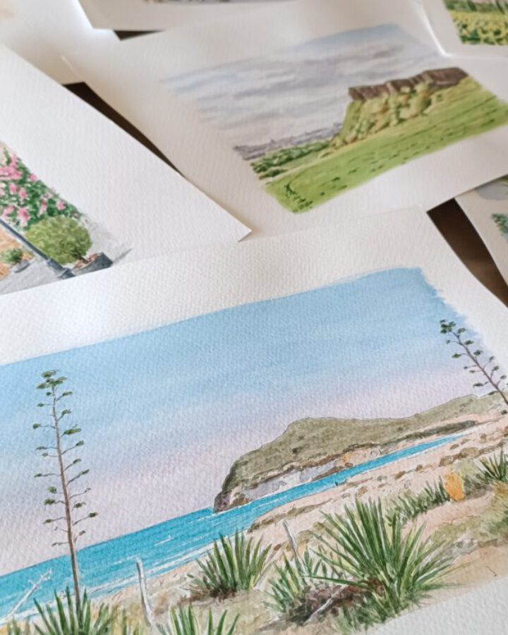 Colección de láminas de paisajes costeros y rurales pintadas en acuarela a mano sobre papel de alto gramaje durante taller presencial