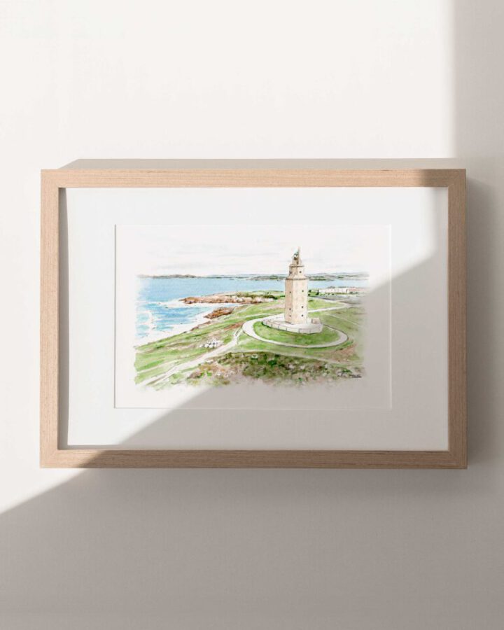 Ilustración en acuarela de A Coruña con la Torre de Hércules rodeada de costa atlántica y pradera verde enmarcada en madera
