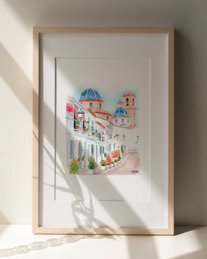 Ilustración en acuarela de Altea con la iglesia de cúpulas azules y las calles encaladas del casco antiguo mediterráneo