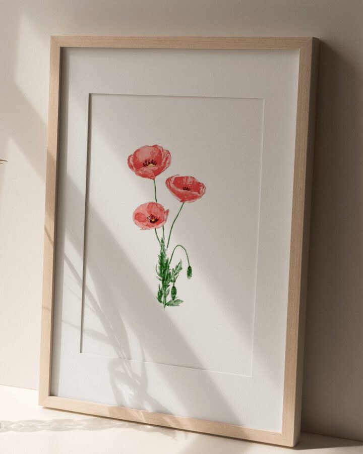 Ilustración de amapolas rojas con tallos verdes pintadas en acuarela a mano dentro de marco blanco como lámina botánica decorativa