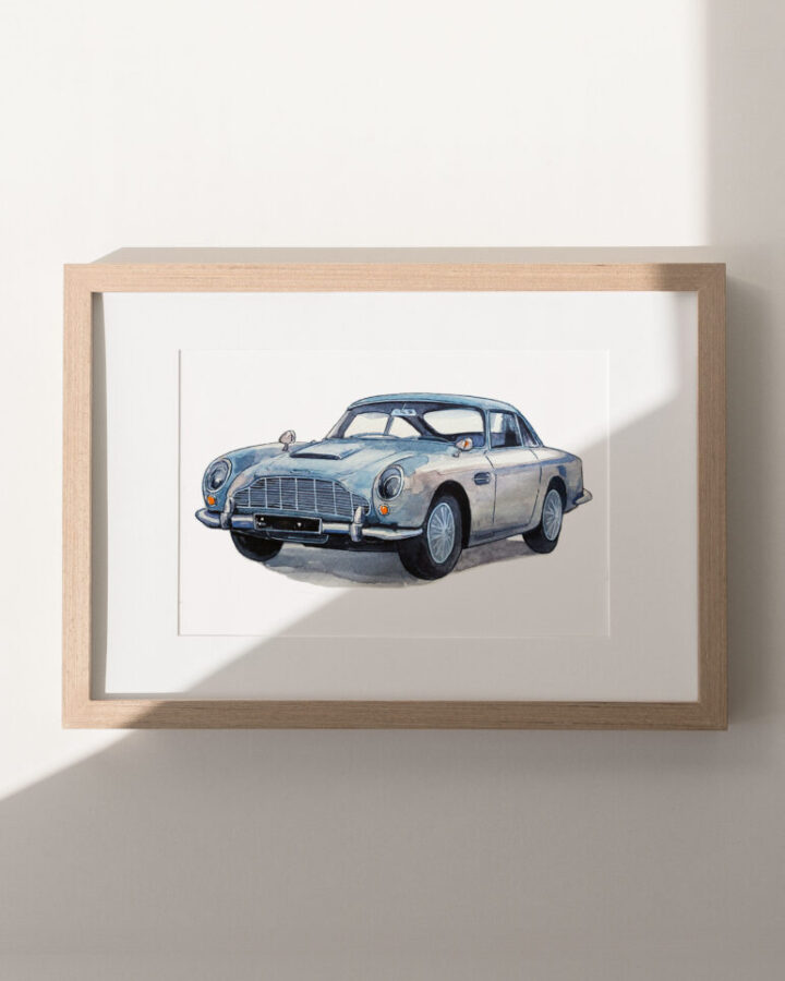 Lamina enmarcada con ilustracion artesanal de un Aston Martin DB5 clasico en vista lateral dibujado a mano con acuarela
