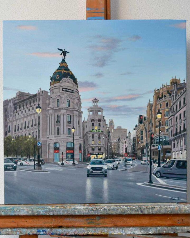 Ilustración en acuarela de un atardecer en Madrid con vista del edificio Metrópolis y la Gran Vía con cielo cálido y dorado