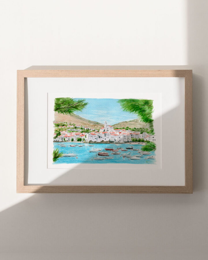 Lámina artesanal en acuarela de Cadaqués con casas blancas, la iglesia, barcas en la bahía y ramas de pino enmarcando la vista