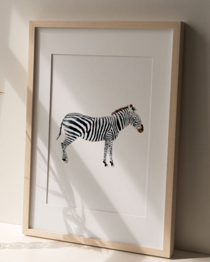 Ilustración artística de cebra pintada en acuarela sobre fondo neutro enmarcada en marco de madera natural para decoración de interiores