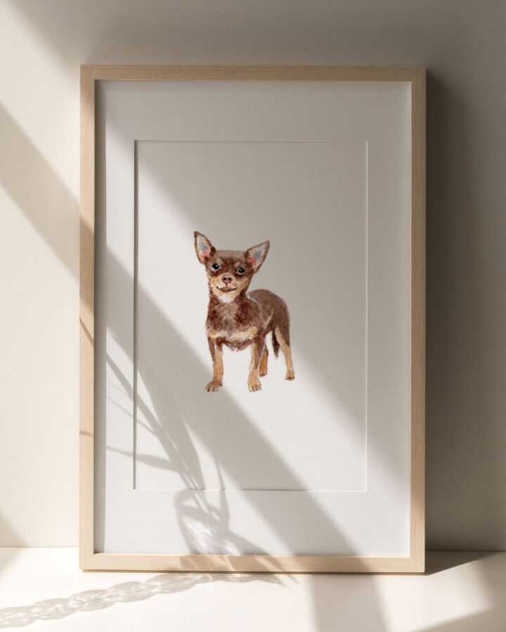 Ilustración artística de perro chihuahua pintado en acuarela sobre fondo neutro enmarcada en marco de madera natural para decoración