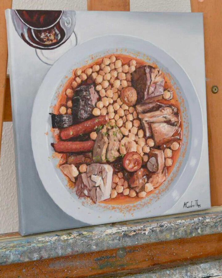 Ilustración en acuarela de un plato de cocido madrileño con garbanzos, carne y copa de vino tinto pintado a mano