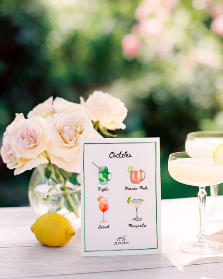 Carta de cócteles de boda en papel con cuatro ilustraciones en acuarela de Mojito, Moscow Mule, Aperol y Margarita con monograma