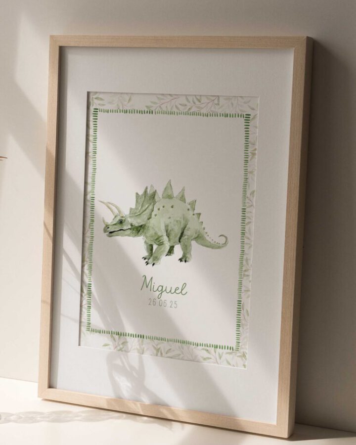 Lamina enmarcada con ilustracion artesanal de estegosaurio personalizada con nombre del niño pintada a mano en acuarela