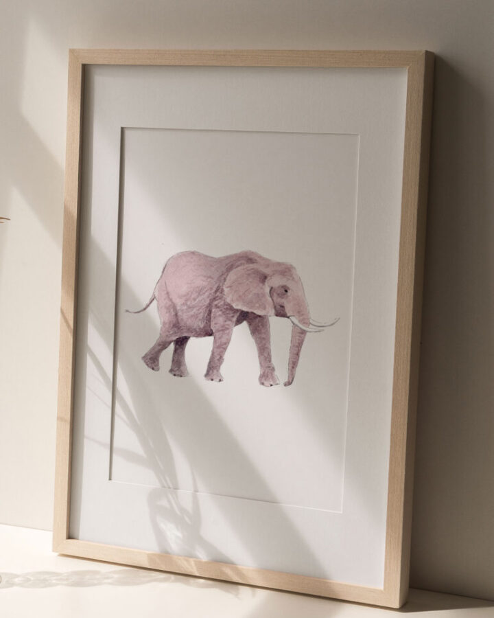 Ilustración artística de elefante pintado en acuarela sobre fondo neutro enmarcada en marco de madera natural para decoración infantil