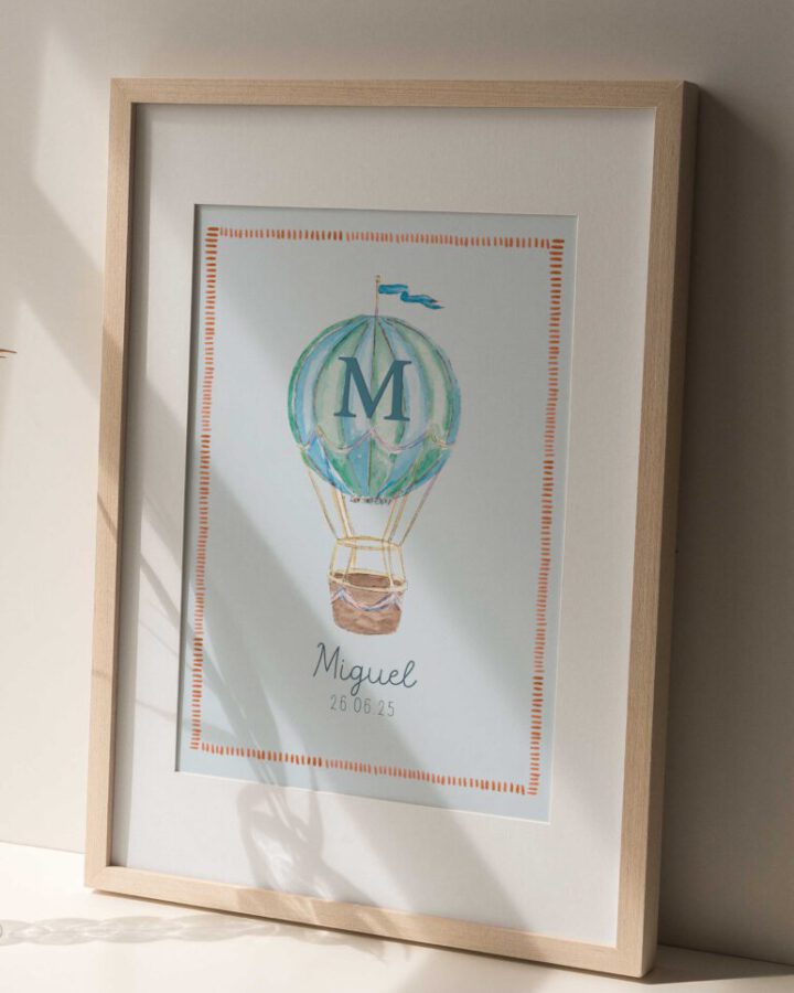 Lámina enmarcada de nacimiento con globo aerostático y letra M en acuarela artesanal con nombre personalizado y fecha
