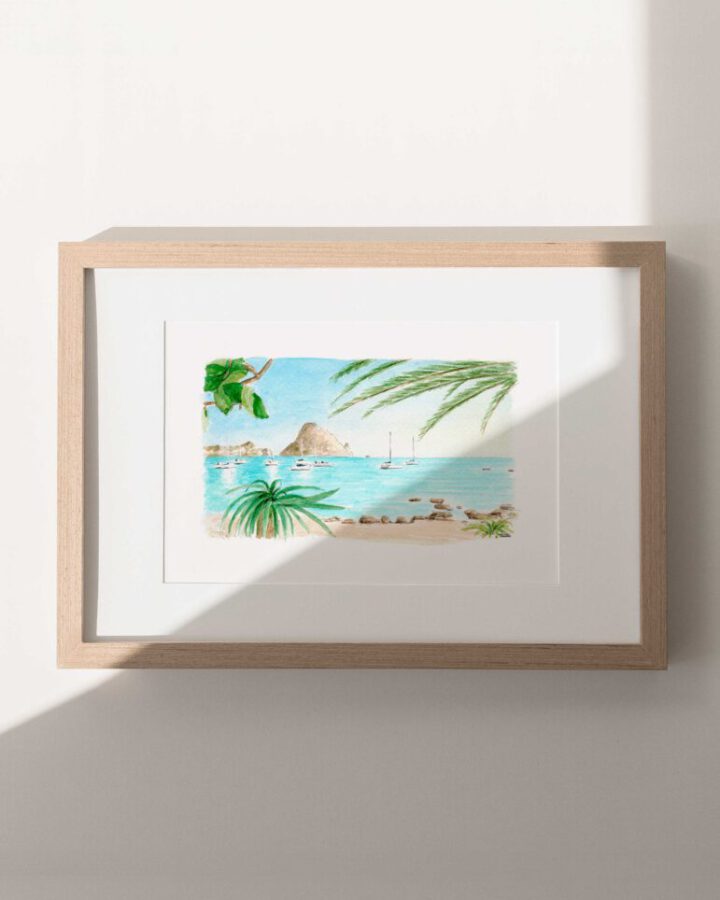 Lámina artesanal en acuarela de Ibiza con playa de aguas turquesa, palmeras, veleros y el islote de Es Vedrà en el horizonte