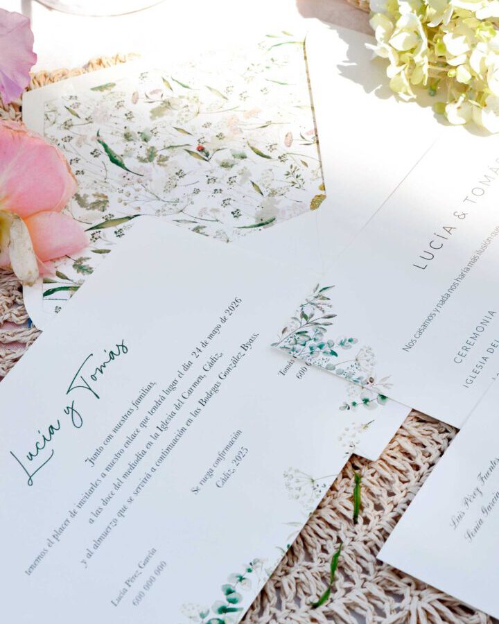 Invitación de boda díptico clásico colección Campestre de Trantán, con ilustraciones botánicas de hojas verdes pintadas a mano sobre papel artesanal