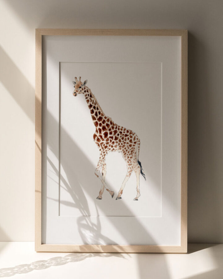 Ilustración artística de jirafa pintada en acuarela sobre fondo neutro enmarcada en marco de madera natural para decoración infantil