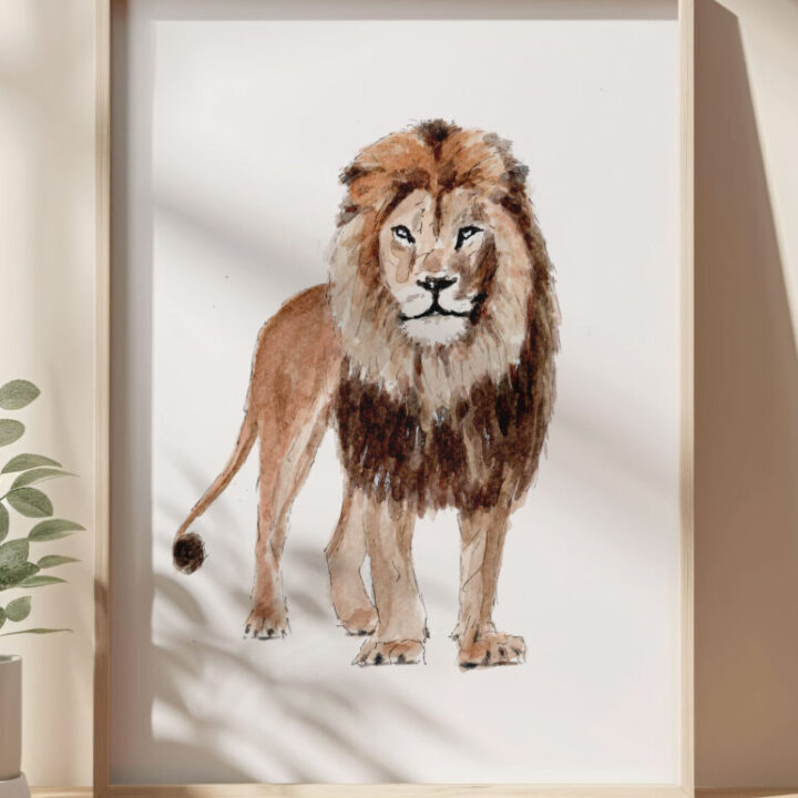 Lámina enmarcada con ilustración de león majestuoso de frente pintado en acuarela con melena dorada sobre fondo blanco