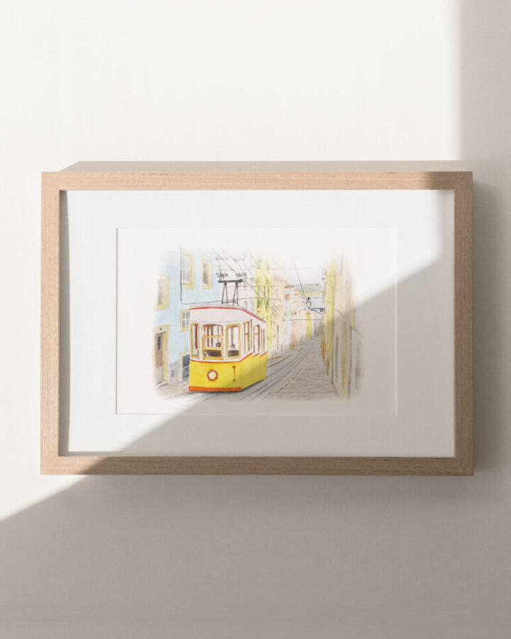 Ilustración en acuarela de Lisboa con el clásico tranvía amarillo recorriendo una calle estrecha del barrio antiguo lisboeta