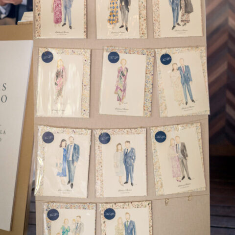 Panel expositor con múltiples retratos en acuarela de invitados pintados en directo durante boda en Finca Prados Moros