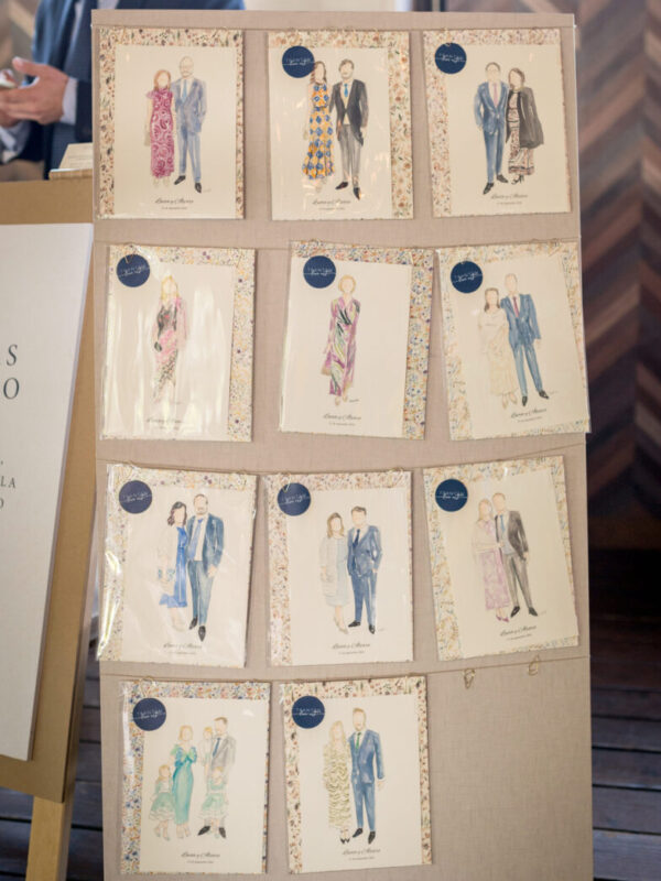 Panel expositor con múltiples retratos en acuarela de invitados pintados en directo durante boda en Finca Prados Moros