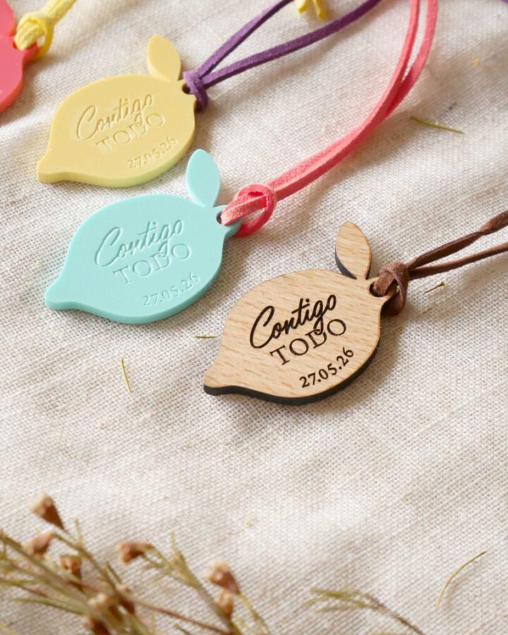 Llaveros artesanales colección Limón con frase Contigo Todo grabada en metacrilato de colores y madera natural con cinta tipo ante