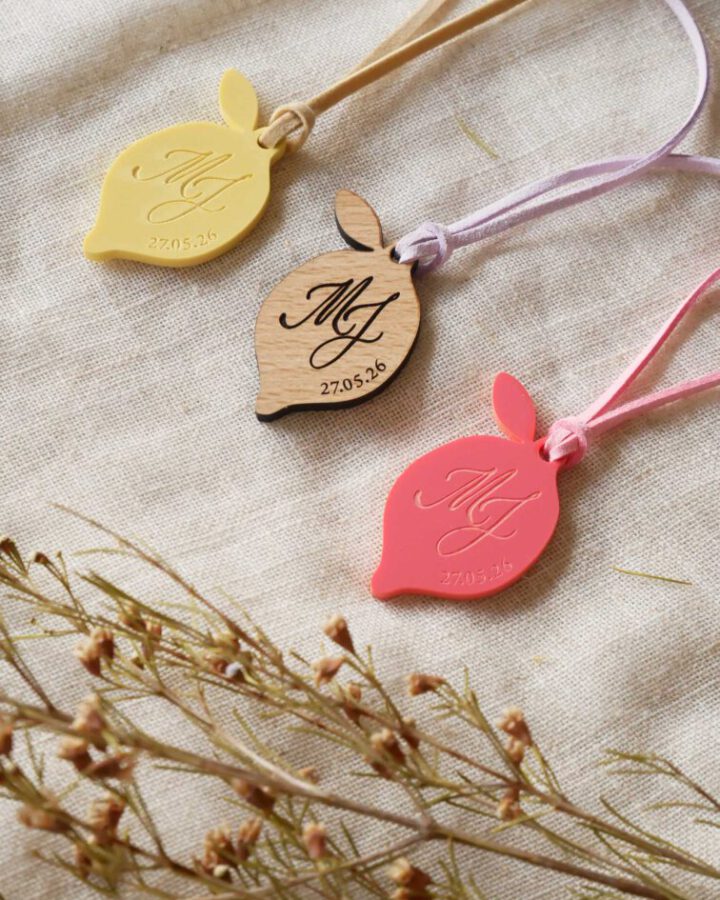 Llaveros artesanales colección Limón con monograma grabado en varios acabados de metacrilato de colores y madera natural con cintas decorativas
