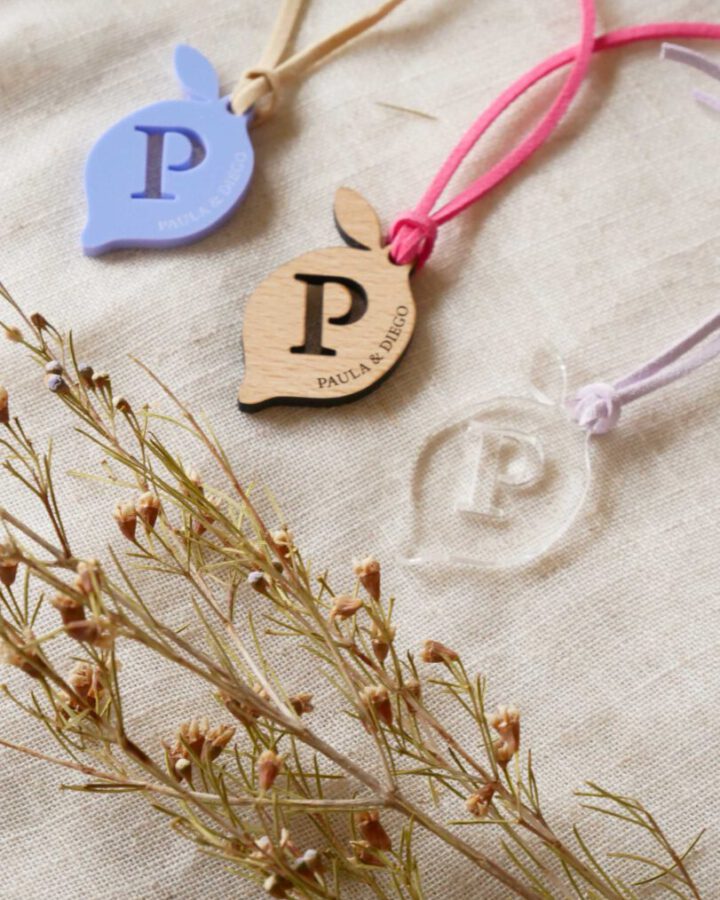 Llaveros artesanales colección Limón con inicial cortada en acabados de metacrilato azul y madera natural con nombres grabados y cinta decorativa