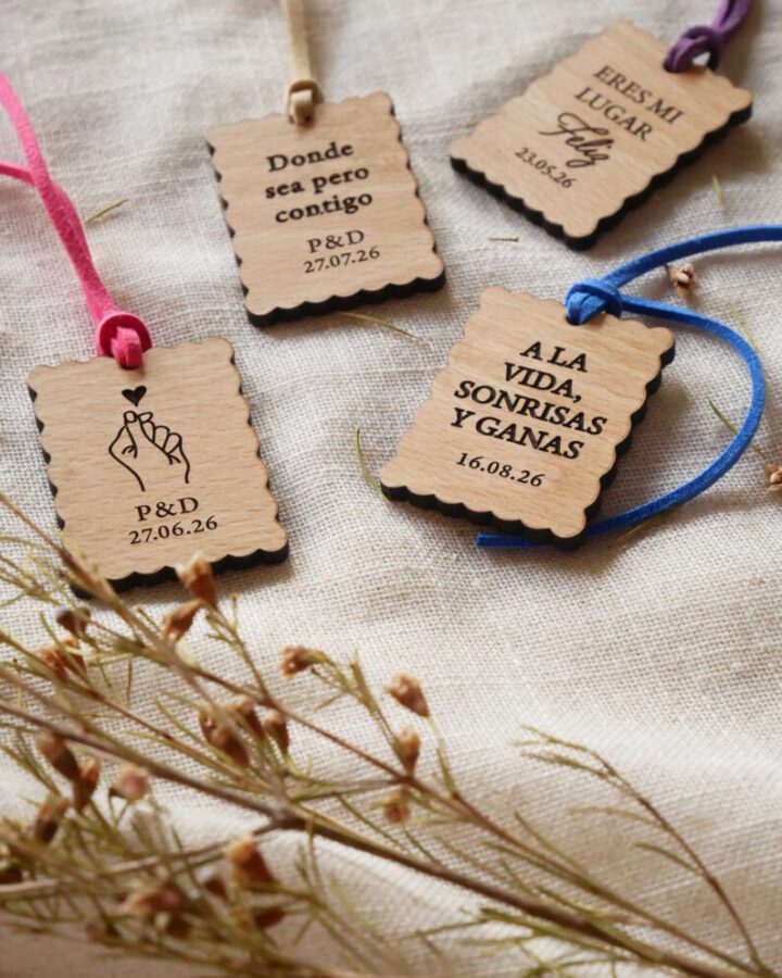 Llaveros artesanales de madera colección Lotus con frases grabadas como Donde sea pero contigo y A la vida sonrisas y ganas