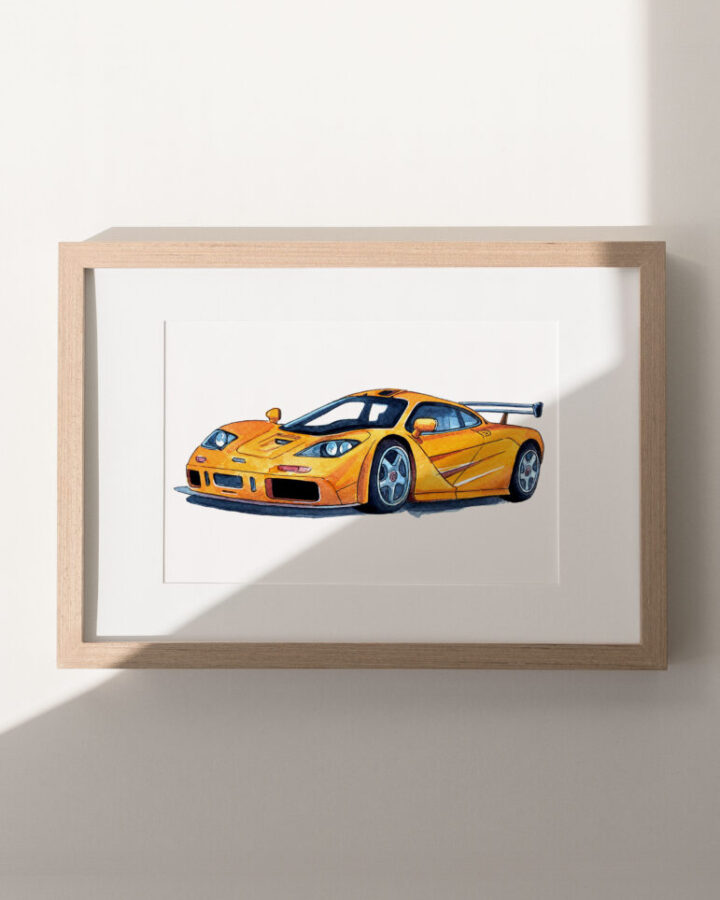 Lamina enmarcada con ilustracion artesanal de un McLaren F1 en vista lateral dibujado a mano con acuarela y tinta sobre papel
