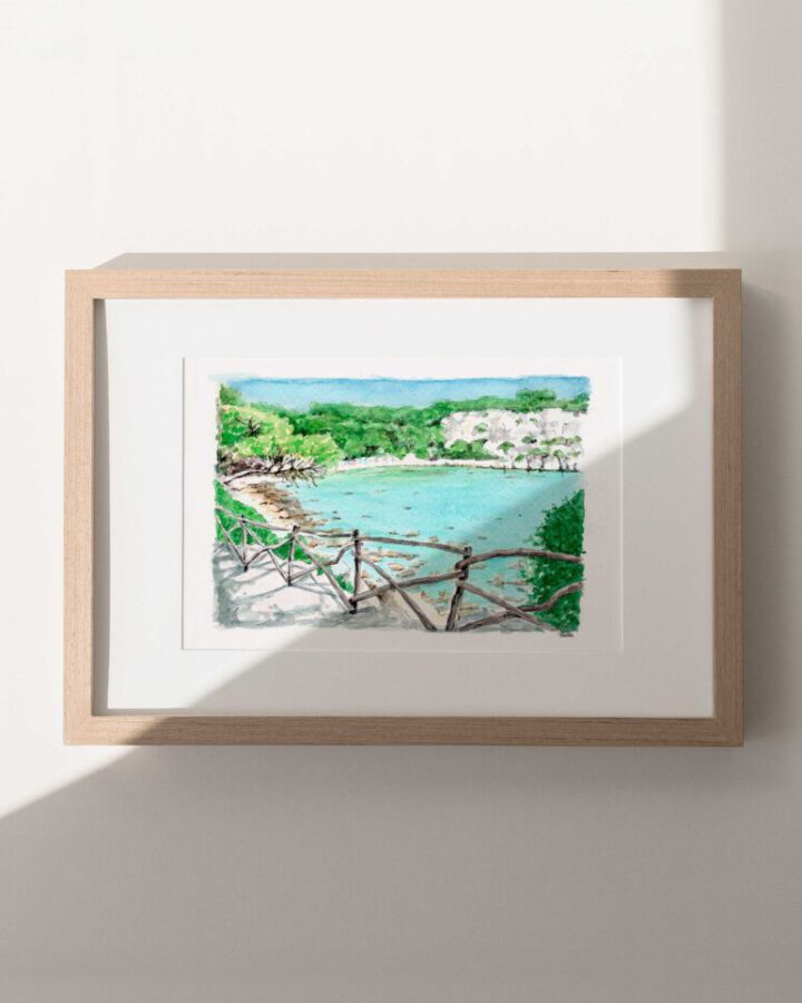 Lámina artesanal en acuarela de una cala de Menorca con aguas cristalinas turquesa, barandilla rústica y vegetación exuberante