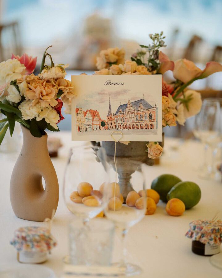 Mesero de boda personalizado con ilustración artesanal en acuarela de una ciudad europea sobre papel premium en un servicio de mesa nupcial