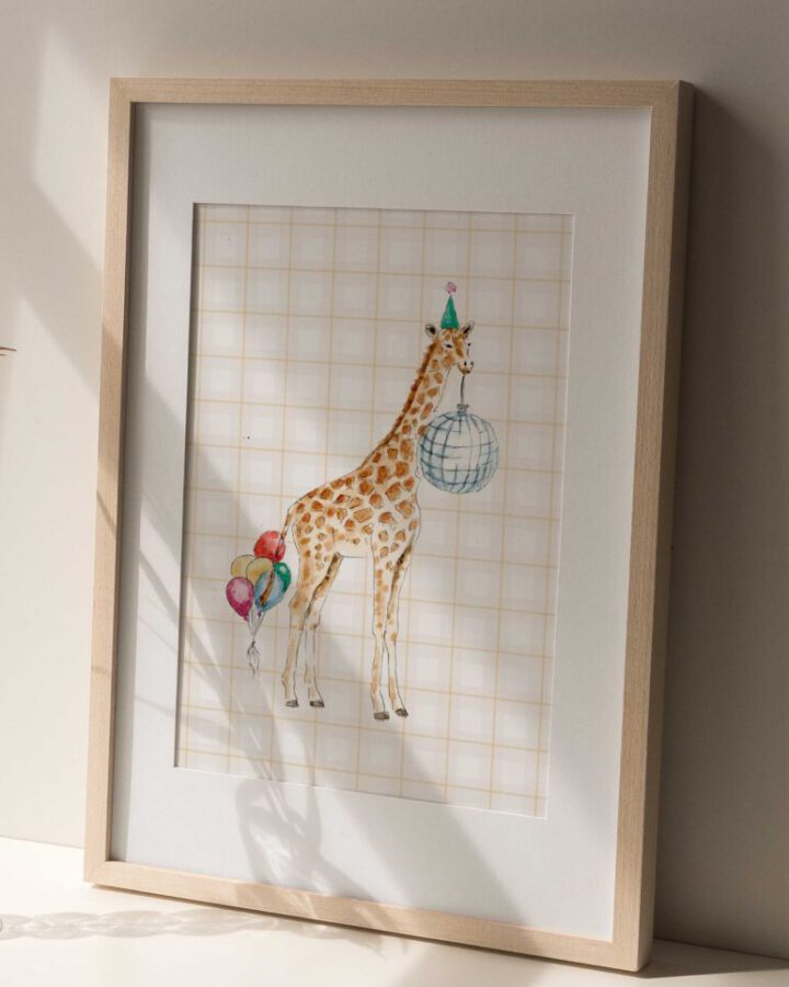 Lámina enmarcada con ilustración de jirafa de circo pintada en acuarela con gorro de fiesta, globos y bola decorativa
