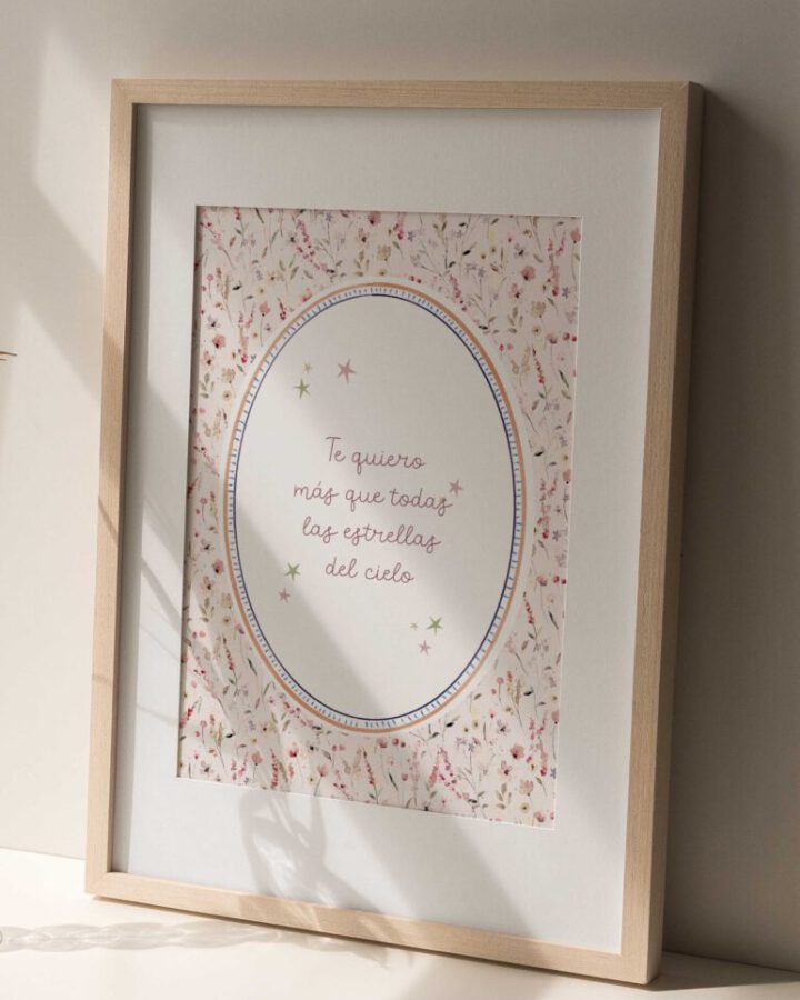 Lámina enmarcada con la frase Te quiero más que todas las estrellas del cielo en óvalo sobre fondo de flores silvestres rosas