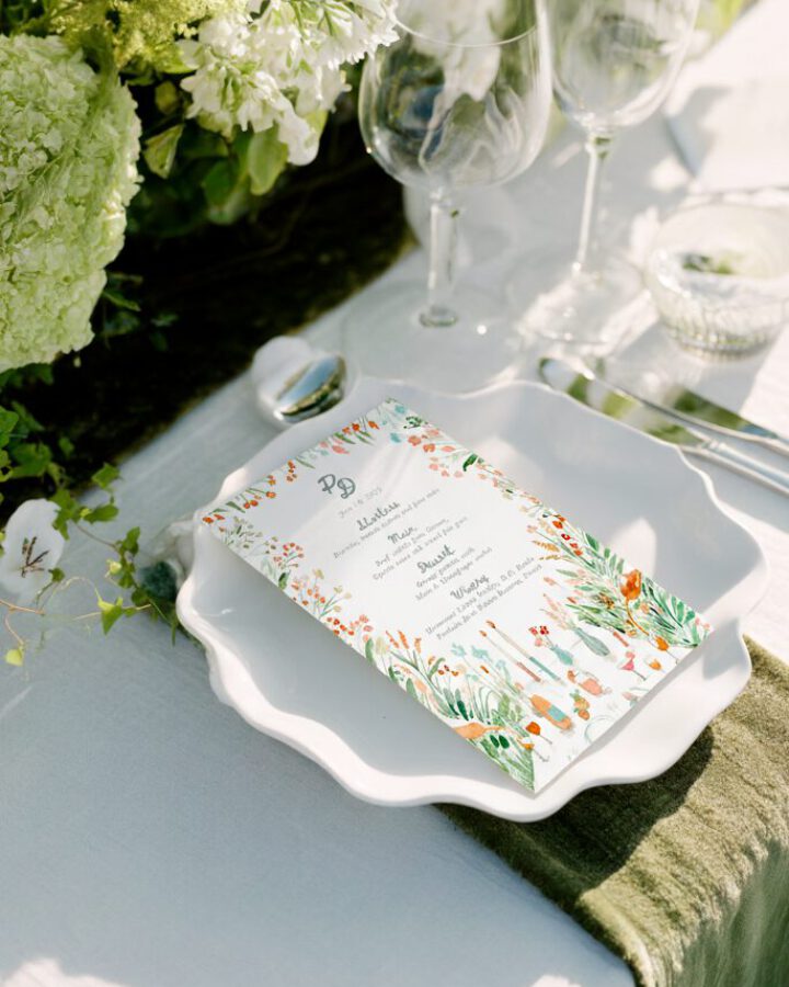 Minuta-Bloom-con-acuarelas-de-flores-y-mesa-de-boda.-Estilo-elegante-y-original.