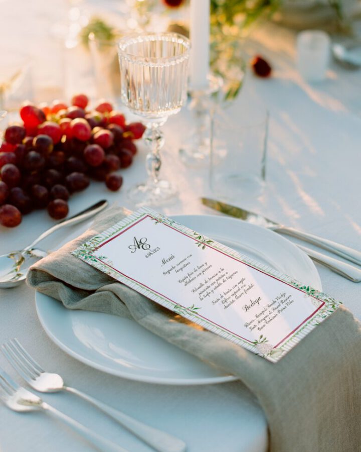 Minuta-Campestre-con-acuarelas-de-flores,-tonos-verde-y-vino.-Estilo-elegante-y-original