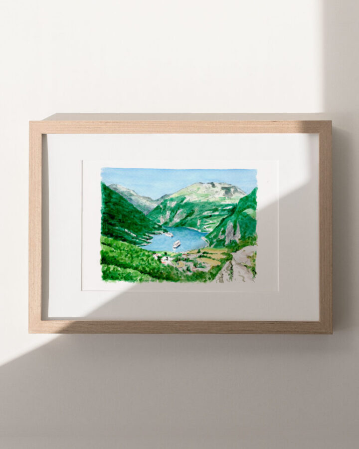 Ilustración en acuarela de un fiordo noruego con montañas verdes, aguas azules y un pequeño pueblo en el valle