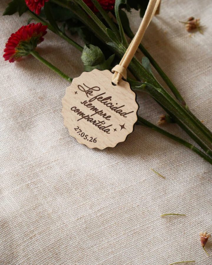 Llavero artesanal de madera con grabado caligráfico de la frase Felicidad Compartida y fecha de boda de la colección Ondas