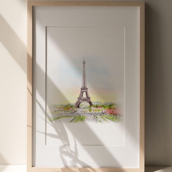Lámina enmarcada con ilustración de la Torre Eiffel de París pintada en acuarela con jardines y cielo en tonos pastel suaves