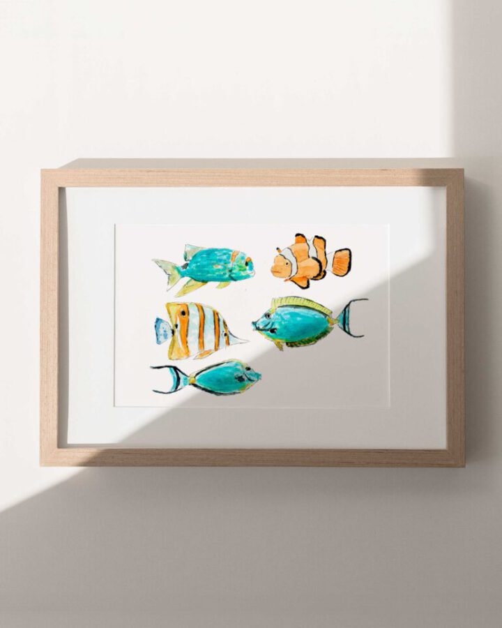 Lámina enmarcada con ilustración de peces tropicales de colores pintados a mano en acuarela sobre papel premium