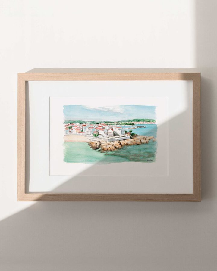 Lámina artesanal en acuarela de Portonovo con vista aérea de la península, edificaciones costeras y aguas turquesa de las Rías Baixas