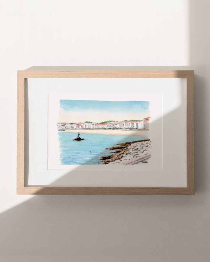 Lámina artesanal en acuarela de Sanxenxo con vista del paseo marítimo, la costa rocosa y las aguas tranquilas de las Rías Baixas