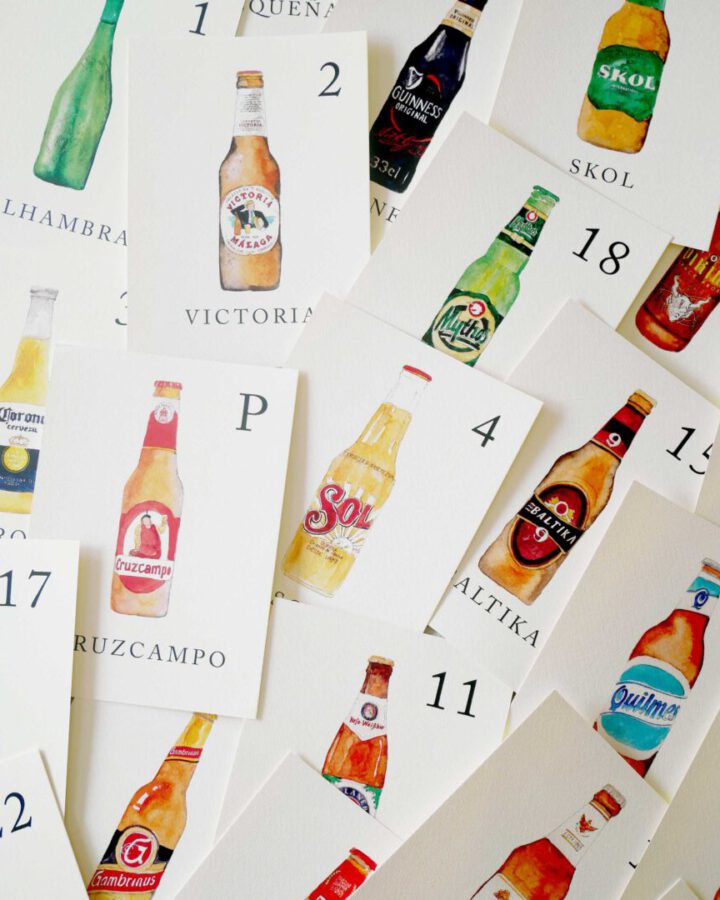 Conjunto de meseros numerados para mesa con ilustraciones en acuarela de botellas de cerveza pintadas a mano sobre tarjetas individuales