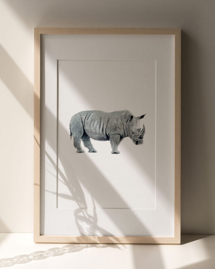 Lámina enmarcada con ilustración naturalista de un rinoceronte pintado a mano en acuarela con tonos grises sobre papel premium