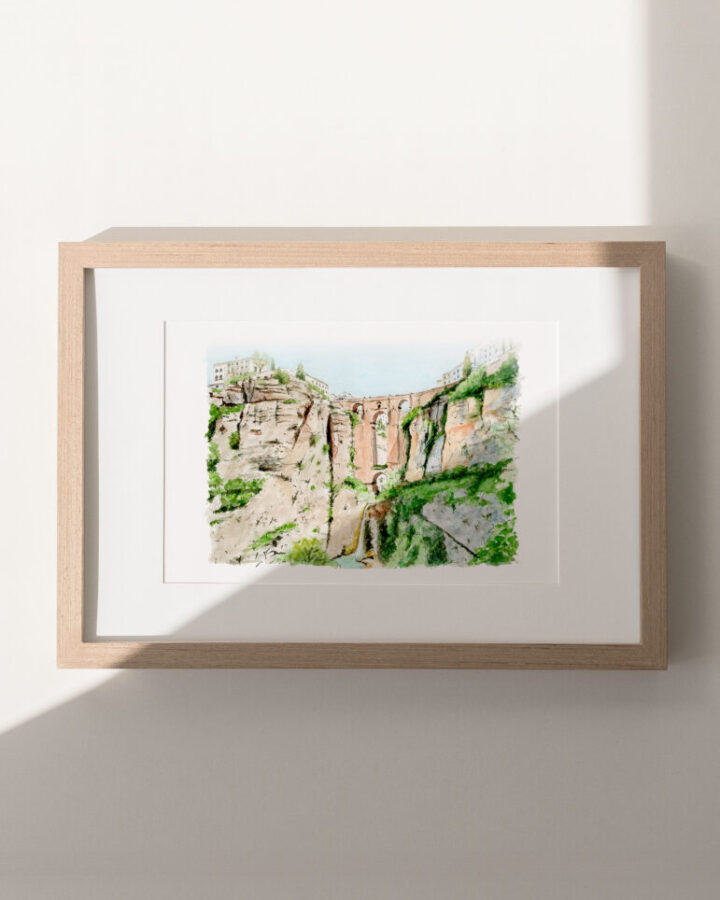 Lámina artesanal en acuarela de Ronda con el Puente Nuevo sobre el desfiladero del Tajo, acantilados rocosos y vegetación frondosa