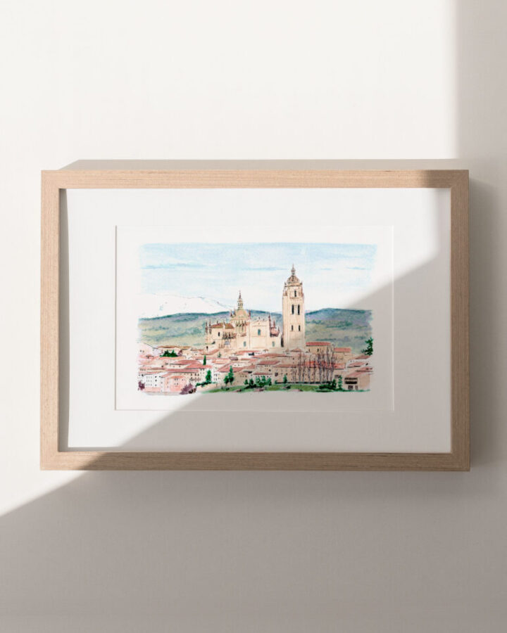 Lámina artesanal en acuarela de Segovia con vista de la catedral gótica, el casco antiguo y las montañas de la sierra al fondo