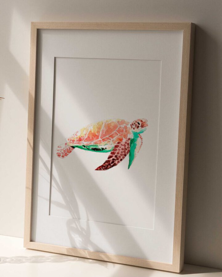 Lámina decorativa con ilustración de tortuga marina pintada a mano en acuarela con colores vivos sobre papel premium