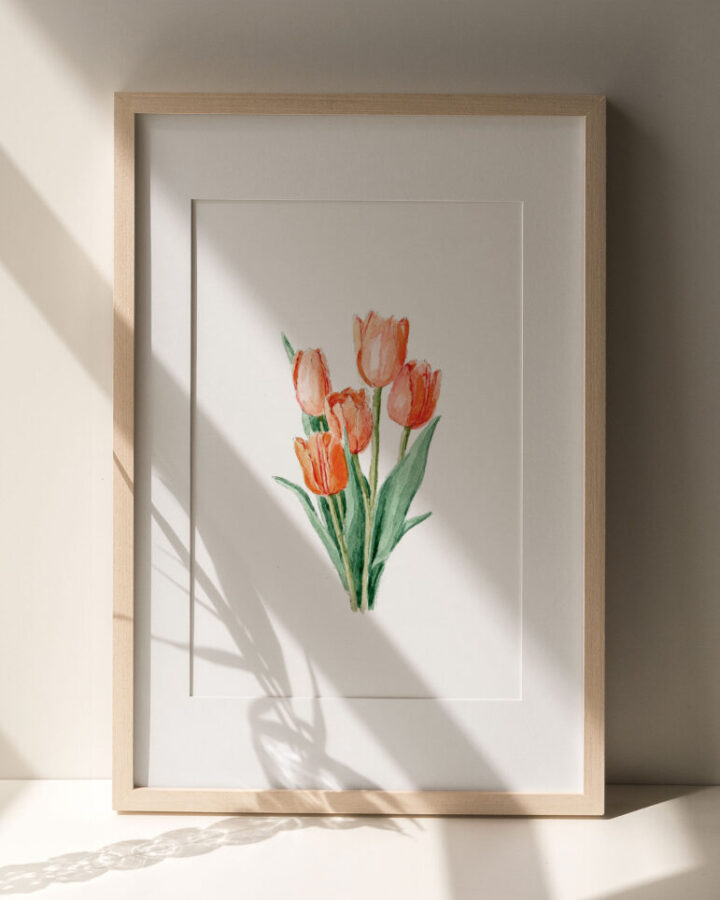 Lámina ilustrada con ramo de tulipanes rojos y naranjas pintados en acuarela artesanal dentro de marco blanco elegante