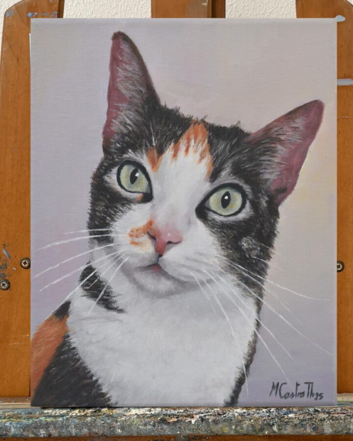 Cuadro artístico con retrato de gato tricolor pintado a mano sobre lienzo con fondo azul vibrante y pinceladas expresivas