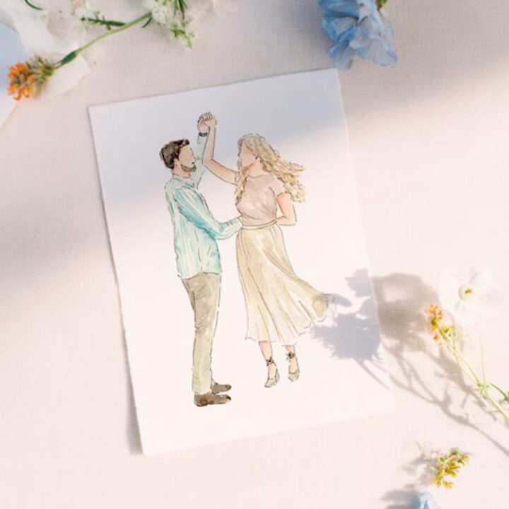 Ilustración artesanal en acuarela de una pareja de novios bailando con trazo expresivo y espontáneo sobre papel de arte con flores decorativas
