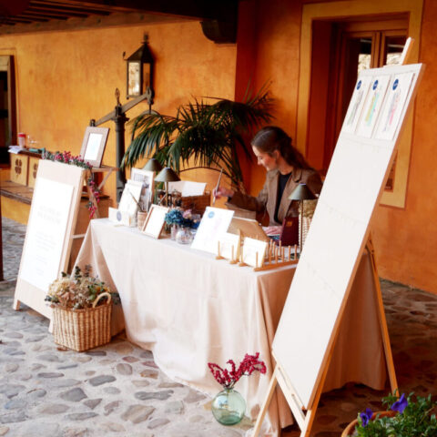 Espacio de acuarelas en directo con caballetes y mesa de trabajo artístico en boda celebrada en la Fábrica de Harinas