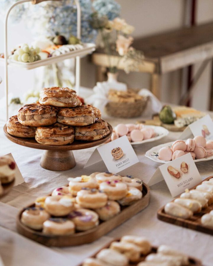 Mesa de evento corporativo con cartelería y packaging personalizado con diseño exclusivo para marca o empresa