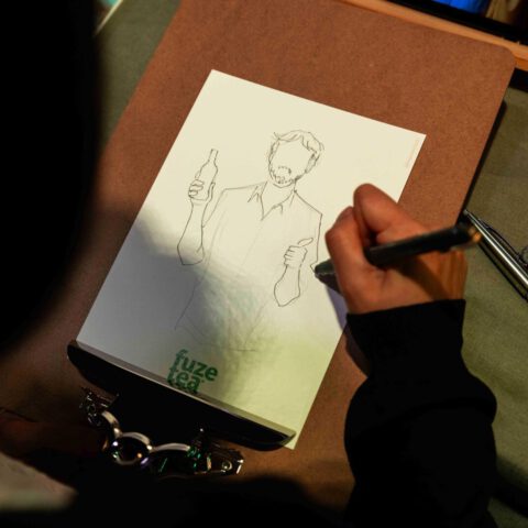 Artista de Trantán Estudio realizando una ilustración en directo a mano con rotulador sobre papel durante un evento corporativo